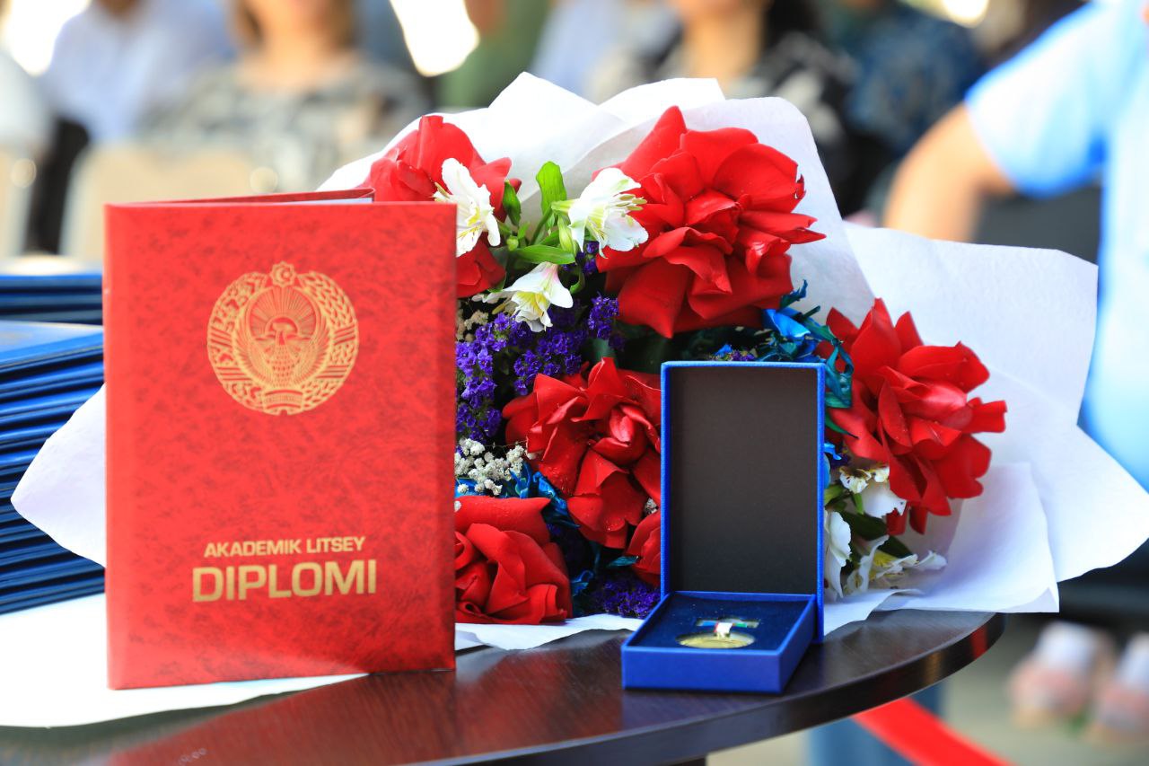 TAQU rektori B.A.Tulaganov akademik litsey bitiruvchilari uchun tashkil etilgan tantanali diplom topshirish marosimida ishtirok etdi